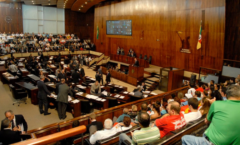 Câmara de Formigueiro apoia projeto que extingue aposentadoria especial de deputados