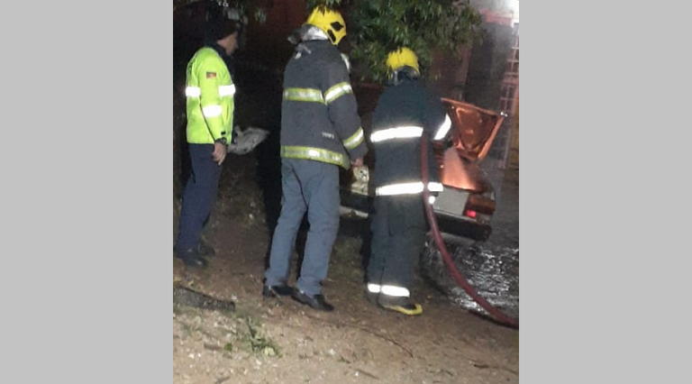 Carro pega fogo em bairro de São Sepé