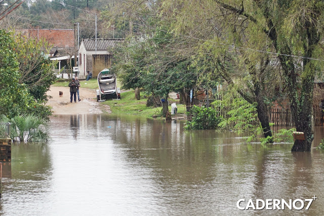 São Gabriel: famílias estão sendo retiradas de casa nas áreas alagadas
