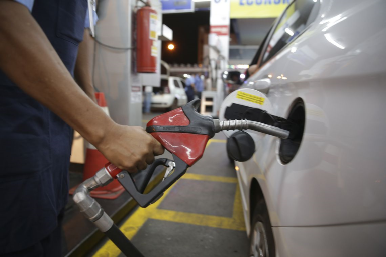 Semana começa com anúncio de novo aumento nos combustíveis