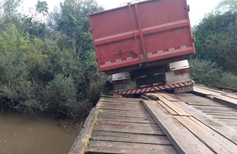 Caminhão tomba parcialmente durante travessia de ponte