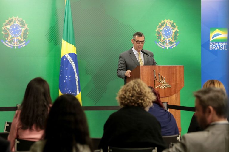 Bolsonaro assina MP para antecipar 13º salário de aposentados