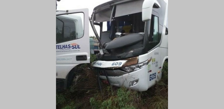 Acidente entre caminhão e ônibus na BR-153 deixa motorista ferido