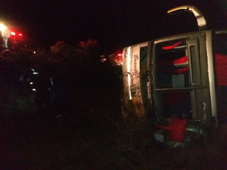 Alunos da URI Santiago se envolvem em acidente de ônibus na BR-287