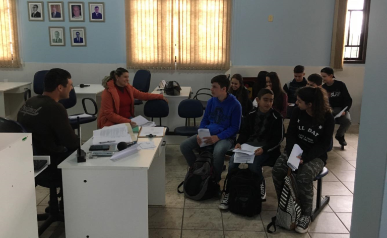 Estudantes de Formigueiro recebem orientações para serem vereadores por um dia