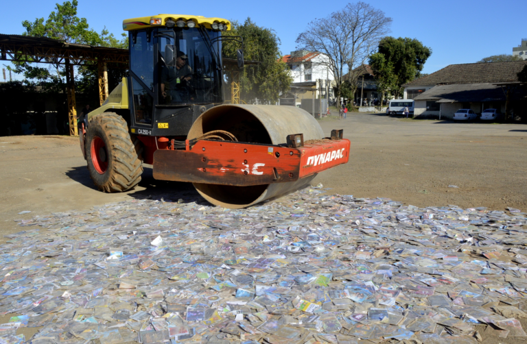 Prefeitura de Santa Maria destrói milhares de CDs e DVDs apreendidos desde 2016