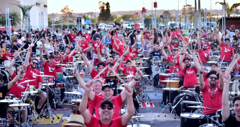 VÍDEO: mais de cem bateristas tocam ao ar livre em Santa Maria