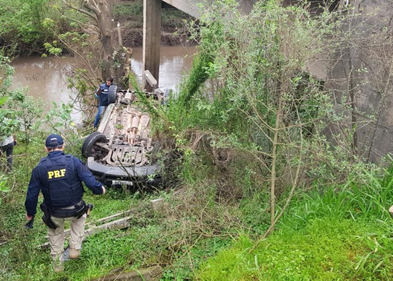 Carro cai de ponte e deixa uma pessoa morta na BR-392