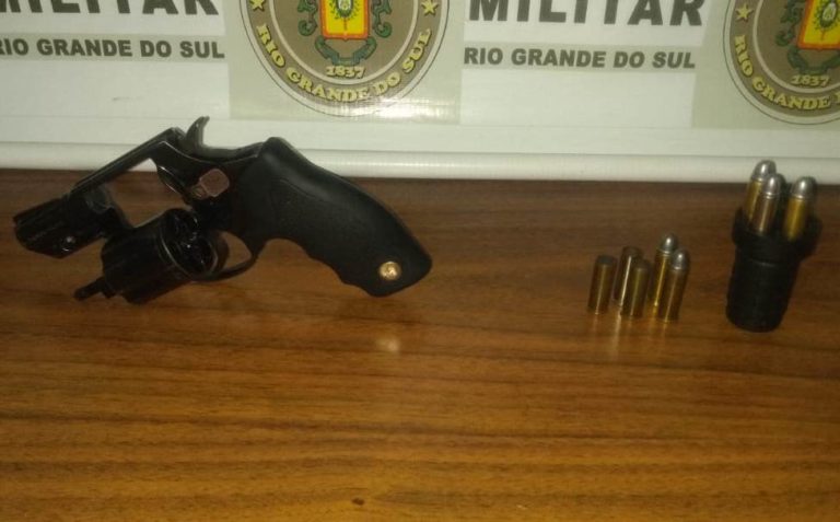 Homem é detido após disparos de arma de fogo em via pública, no Bairro Lôndero