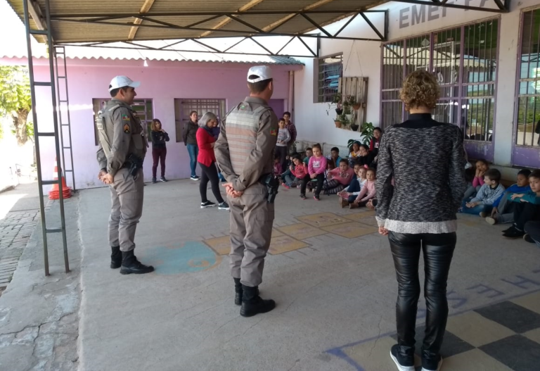 Policiais levam orientação sobre trânsito em escola de São Sepé