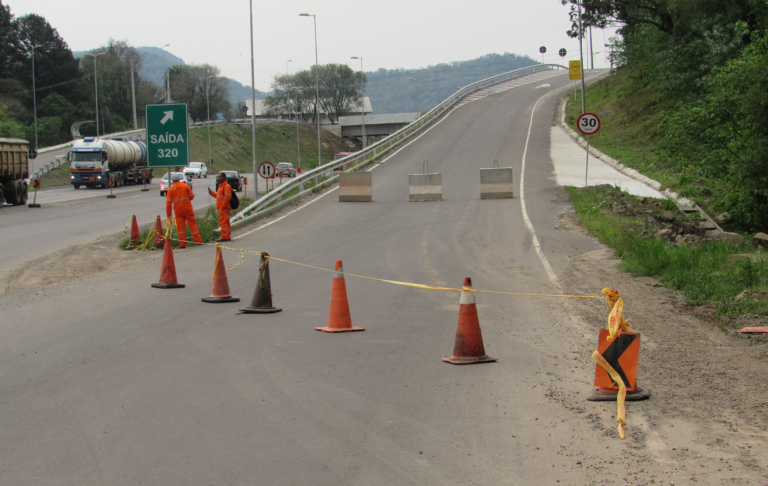 Parte de asfalto cede na travessia urbana de Santa Maria