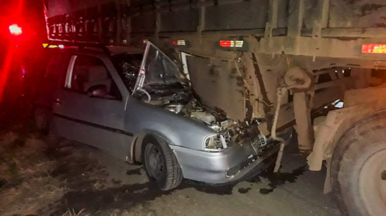 Duas pessoas ficam feridas após acidente entre carro e caminhão na BR-392