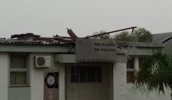 Temporal destelha delegacia, danifica casas e deixa moradores sem luz em Dom Pedrito