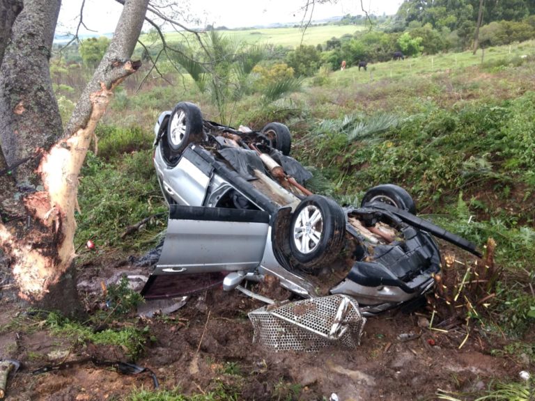 Duas pessoas morrem após capotamento na BR-392