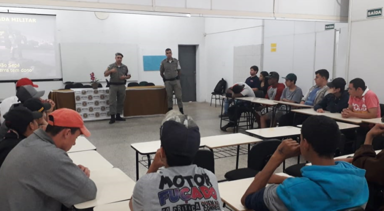 Brigada Militar leva orientações a jovens em São Sepé