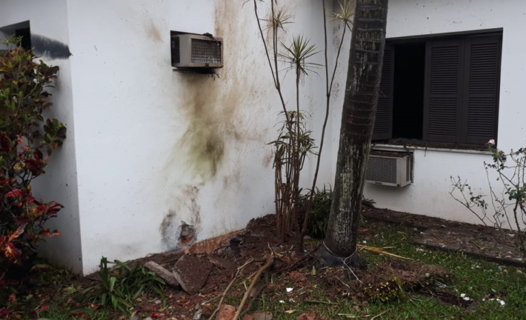 Raio atinge residência e causa estragos em São Sepé