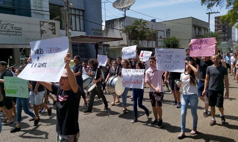Protesto em defesa dos professores é realizado em São Sepé