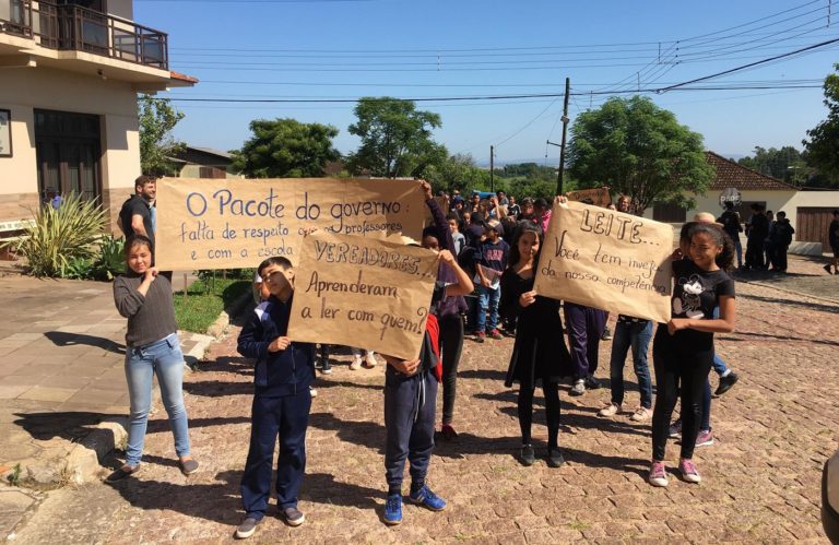 Estudantes e professores realizam protesto em Formigueiro