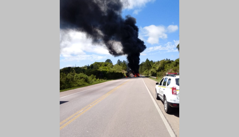 Duas carretas se envolvem em acidente na BR-392 em Santana da Boa Vista