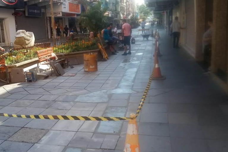 Prefeitura de Santa Maria inicia manutenção do piso no Calçadão