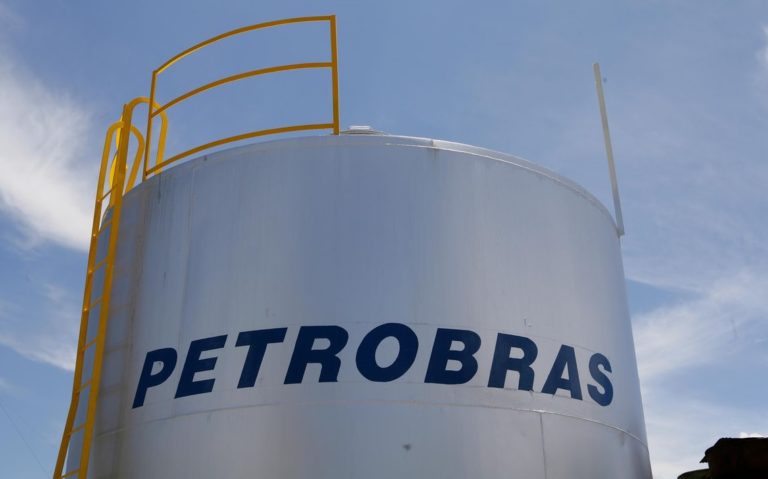 Petrobras reajusta preço da gasolina em 4% nas refinarias
