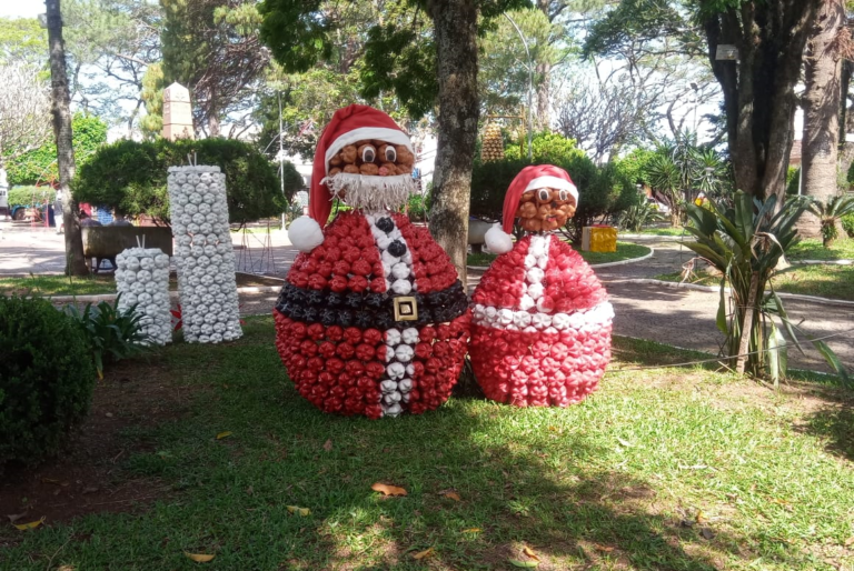 Praça das Mercês começa a receber decoração de Natal