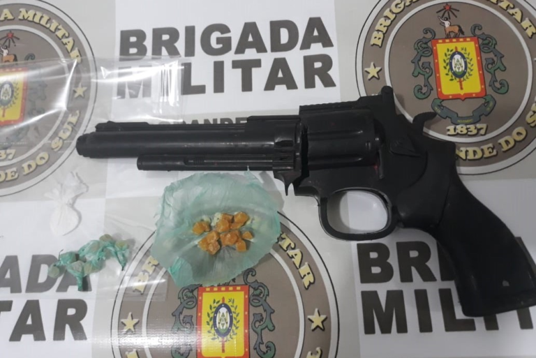 Homem é preso com droga e simulacro de revólver em São Sepé