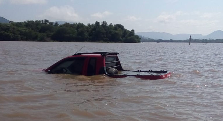 Bombeiros localizam veículo que “sumiu” em enchente em Restinga Sêca