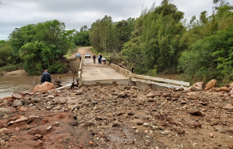 Equipes trabalham para recuperar pontes no interior de São Sepé
