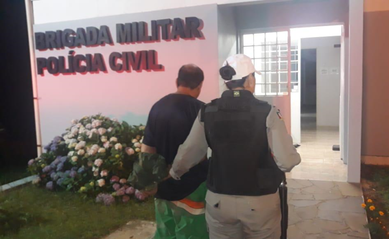 Homem é preso com espingarda dentro de veículo em Formigueiro