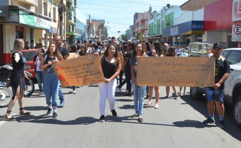 Servidores estaduais e estudantes realizam manifestação em Caçapava do Sul