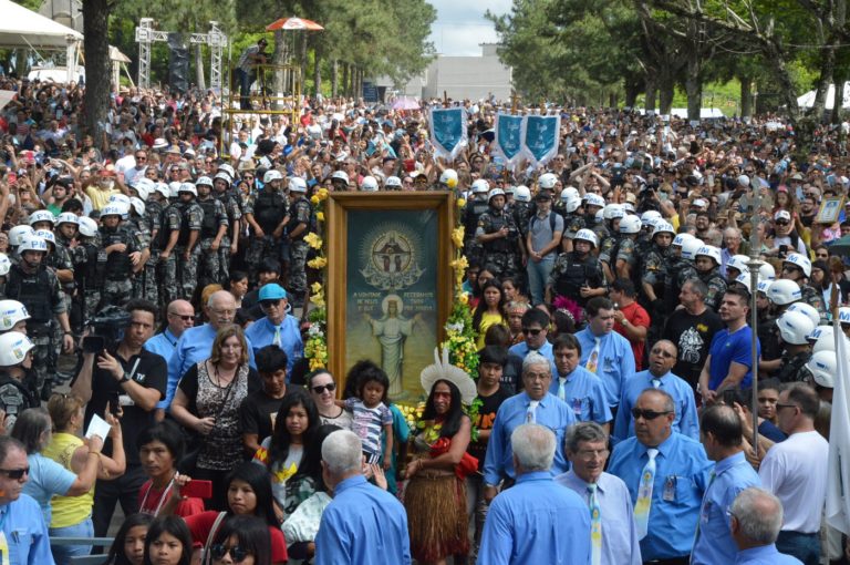 Romaria da Medianeira leva milhares de pessoas às ruas de Santa Maria