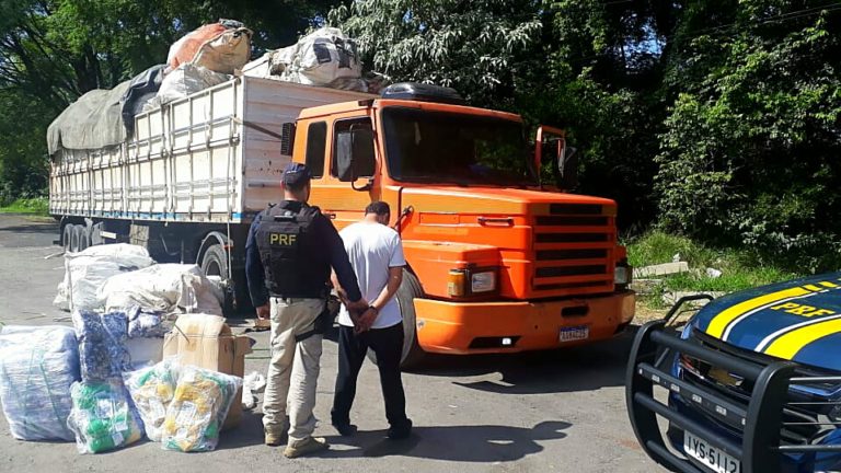 PRF apreende carreta com carga ilegal de roupas em Santa Maria