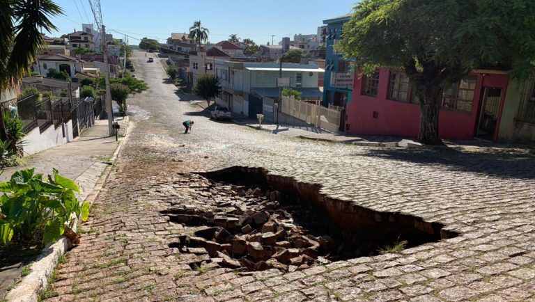 Parte de rua cede e deixa região sem abastecimento de água em São Sepé