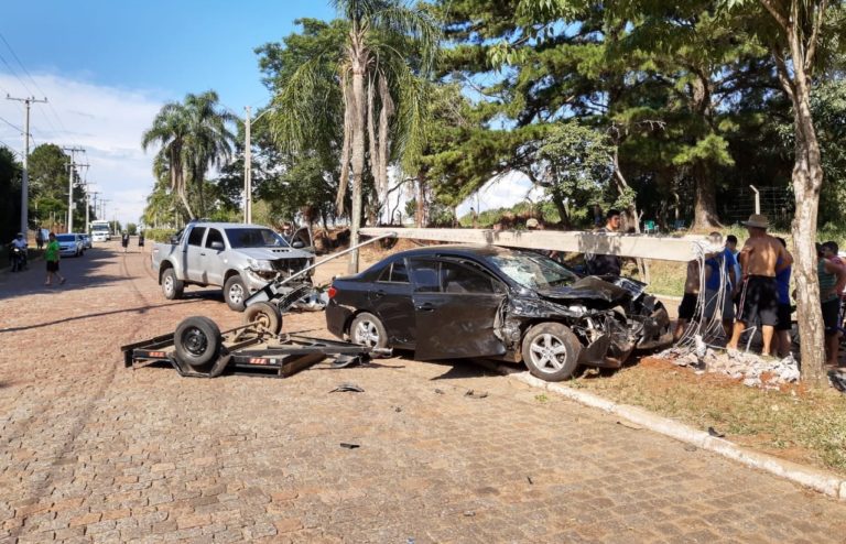 Poste cai sobre veículo após colisão em avenida de São Sepé