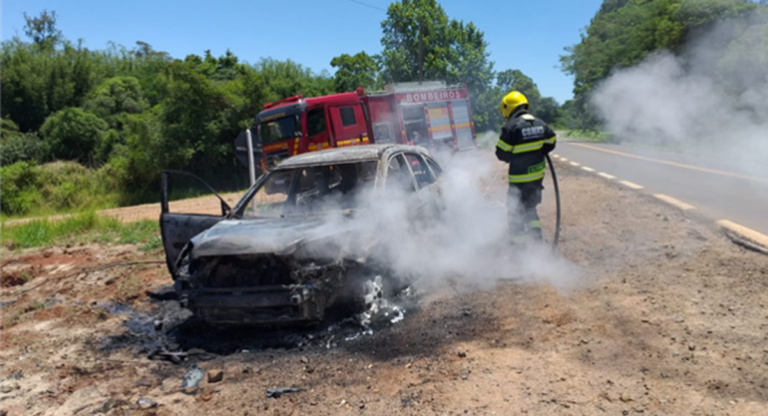 Veículo é destruído pelo fogo na ERS-149 em Formigueiro