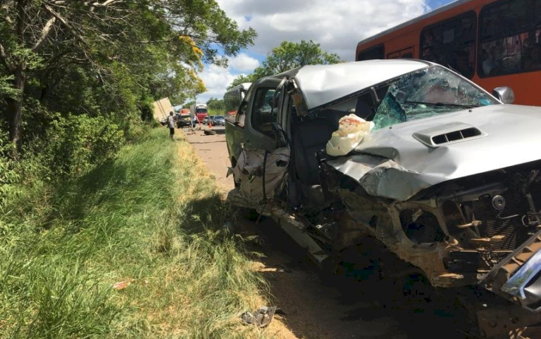 Acidente entre caminhão e duas caminhonetes deixa mulher ferida na BR-392