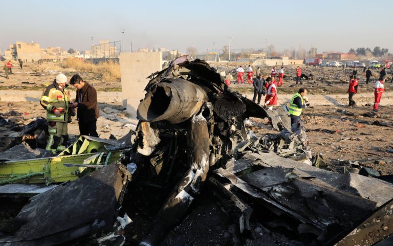 Avião com 176 pessoas cai após decolar no Irã