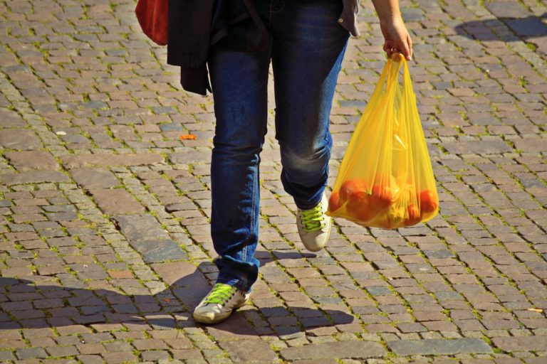 Restinga Sêca sanciona lei para diminuição do uso de sacolas plásticas