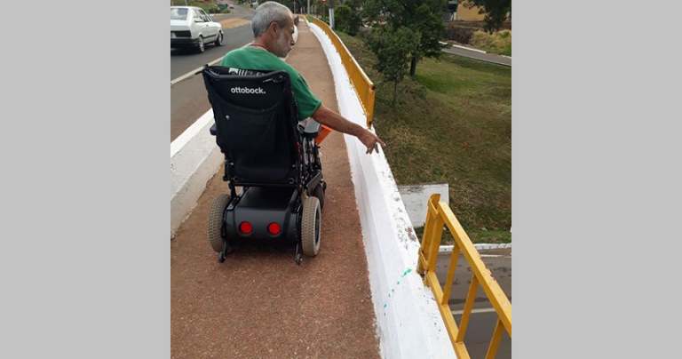 Morador expõe queda de grade de proteção no viaduto de acesso a São Sepé
