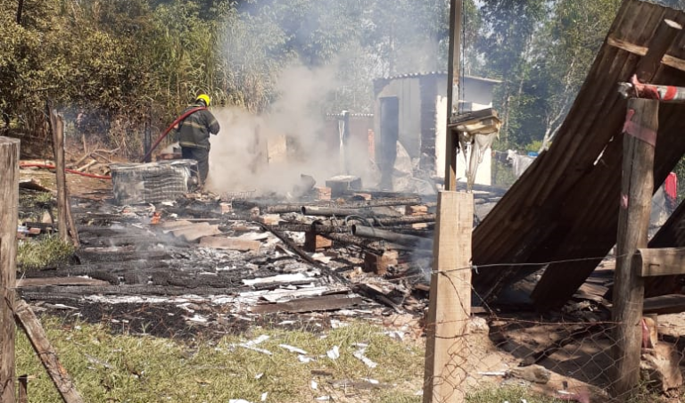Formigueiro: família que perdeu tudo em incêndio precisa de doações