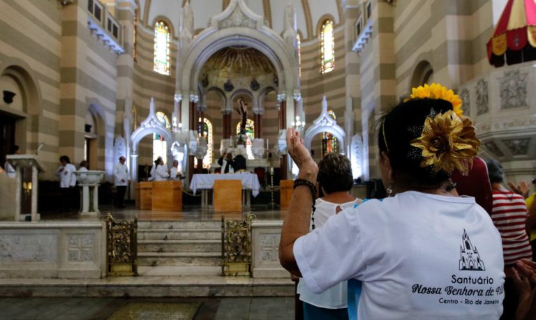 Brasil: igrejas recomendam evitar contato em missas para prevenir coronavírus