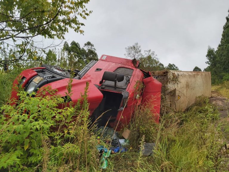 Condutor perde o controle e tomba caminhão na BR-392, em São Sepé