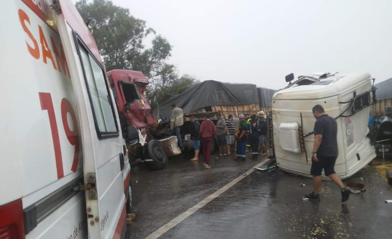 Acidente entre dois caminhões bloqueia BR-392 entre Santana e Caçapava