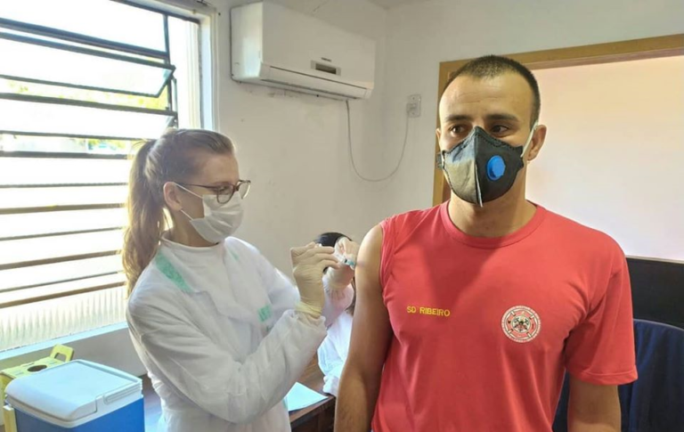 Bombeiros de São Sepé recebem doses da vacina contra gripe