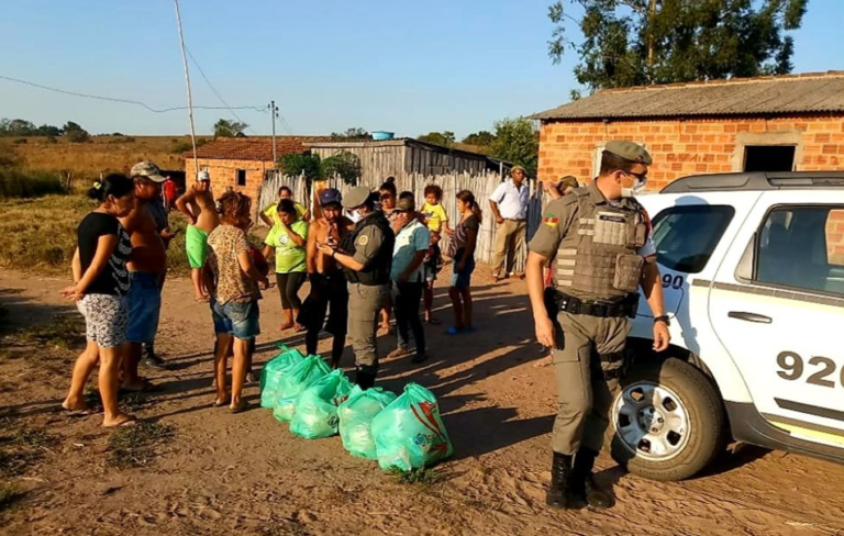 Brigada Militar entrega cestas básicas a famílias carentes de Formigueiro