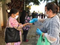 População recebe máscaras e álcool gel em filas dos bancos em São Sepé