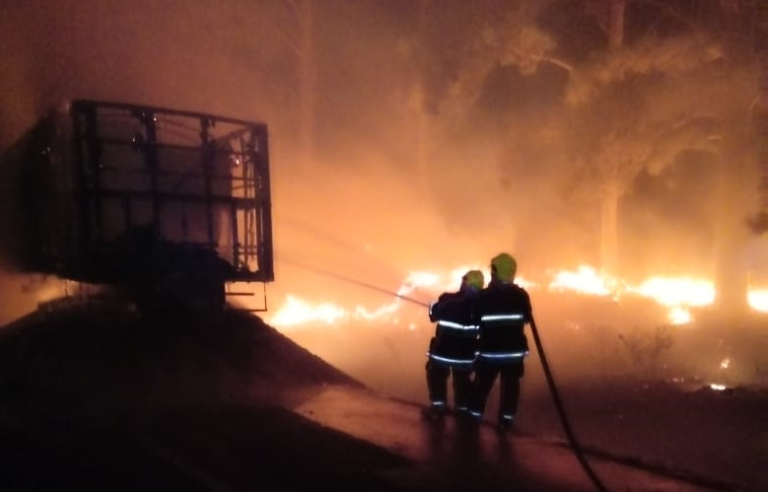 Incêndio destrói caminhão que trafegava na BR-392 em São Sepé