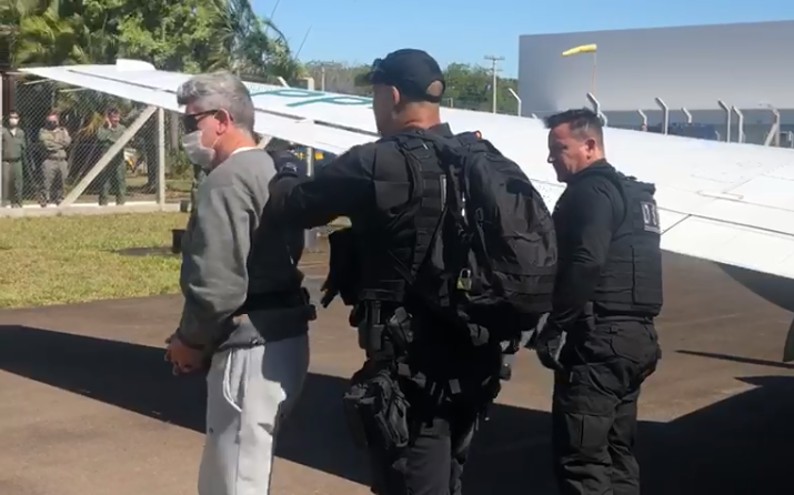 Papagaio deixa penitenciária do Paraná e segue para a PASC, no RS