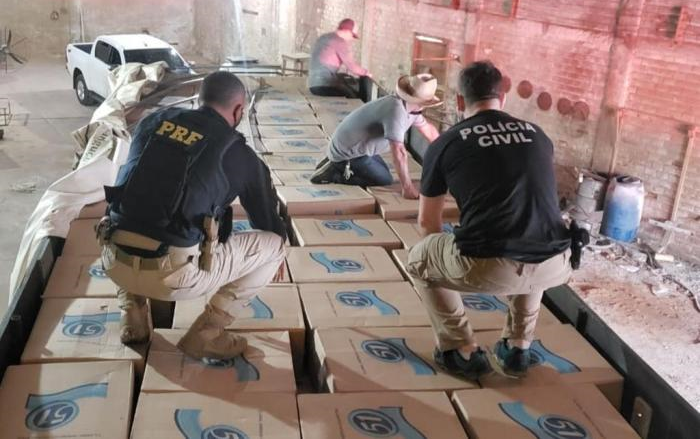 Polícia apreende 450 mil maços de cigarros ilegais em depósito de Cachoeirinha